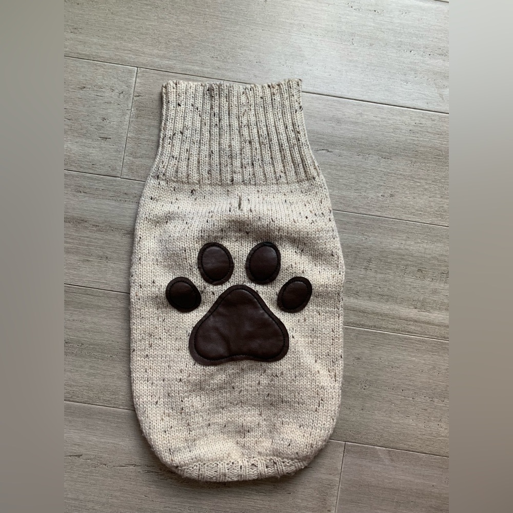 Adoable dog sweater size M